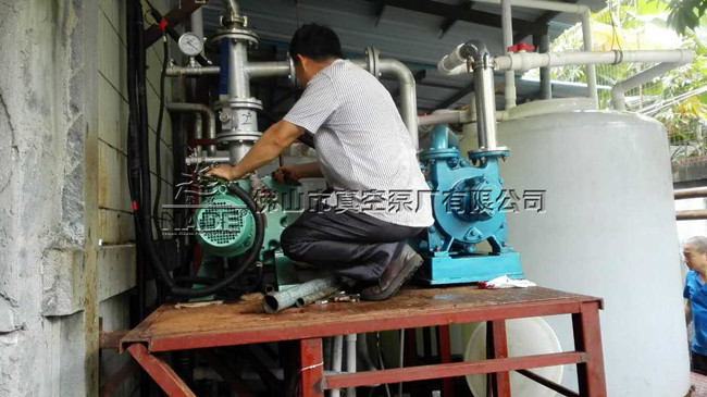 （圖為：佛山市真空泵廠有限公司服務部 袁工在客戶現(xiàn)場指導“碳化硅鍍膜工藝”真空機組調(diào)試運行、操作）